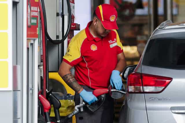 Argentina aumenta parcialmente los impuestos a los combustibles desde mayo para contener el impacto inflacionario